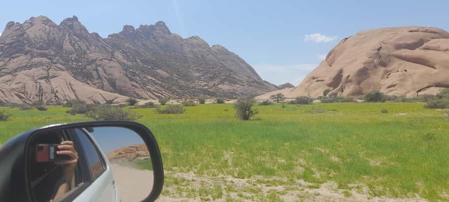 Swakopmund: Spitzkoppe Day Tour with Hotel Pickup - Hentiesbaai: a guided 30-minute break that keeps the rhythm